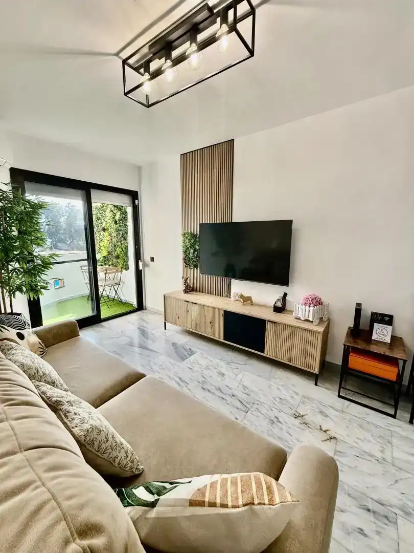 Sala d'estar de Dúplex de lloguer en Mijas amb Aire condicionat, Jardí privat i Piscina