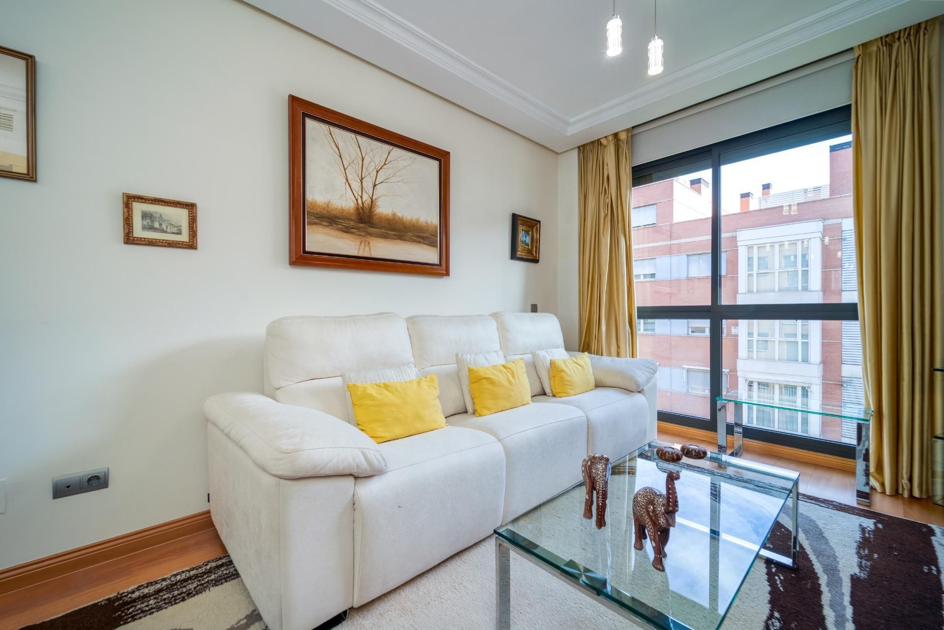 Living room of Flat for sale in  Madrid Capital  with Air Conditioner, Heating and Private garden