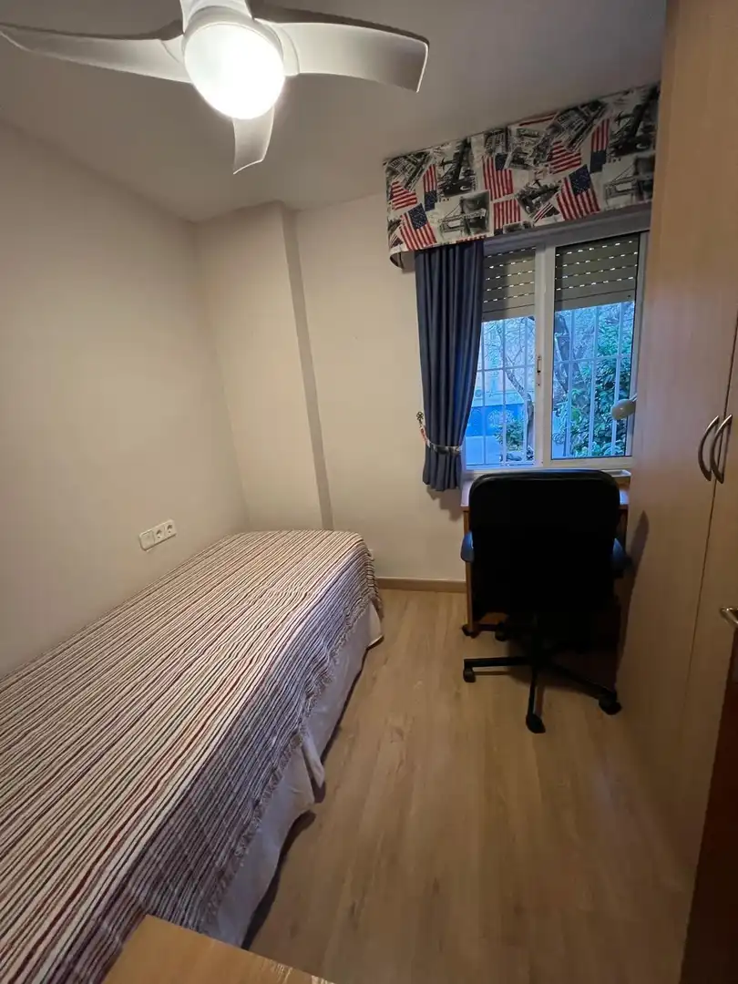 Habitación de Piso de alquiler en Sevilla con Aire acondicionado y Amueblado