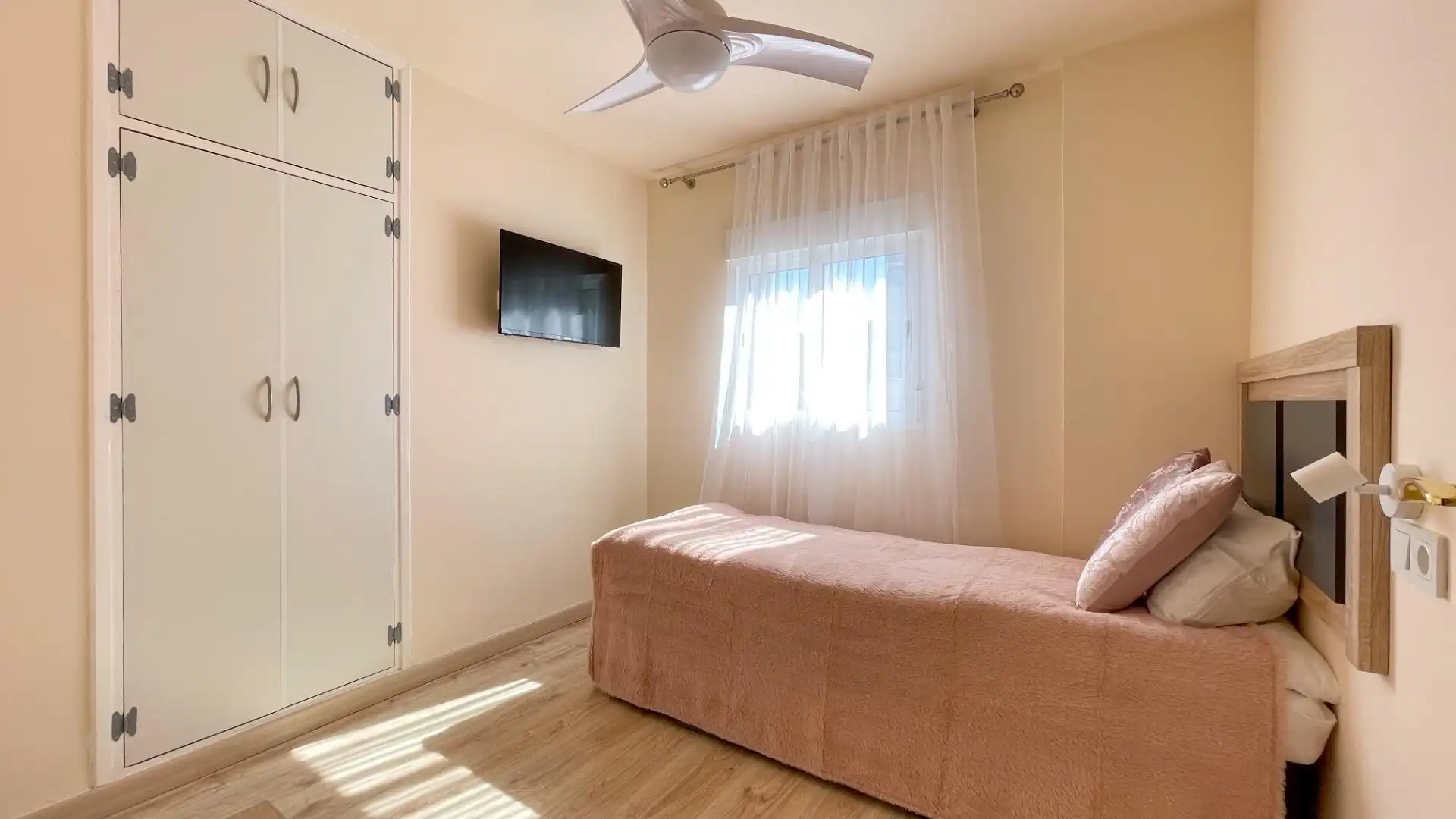 Bedroom of Apartments for rent in Benidorm  with Air Conditioner, Terrace and Furnished