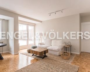 Sala d'estar de Apartament en venda en  Madrid Capital amb Aire condicionat i Terrassa