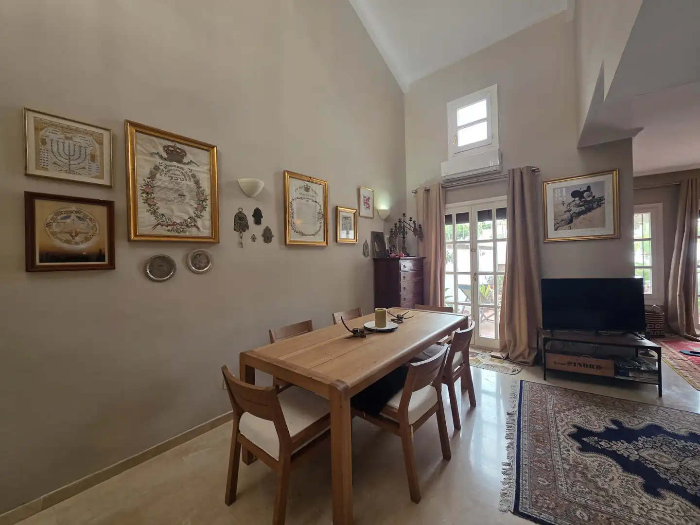Esszimmer von Einfamilien-Reihenhaus zum Verkauf in La Alcaidesa mit Klimaanlage, Terrasse und Abstellraum