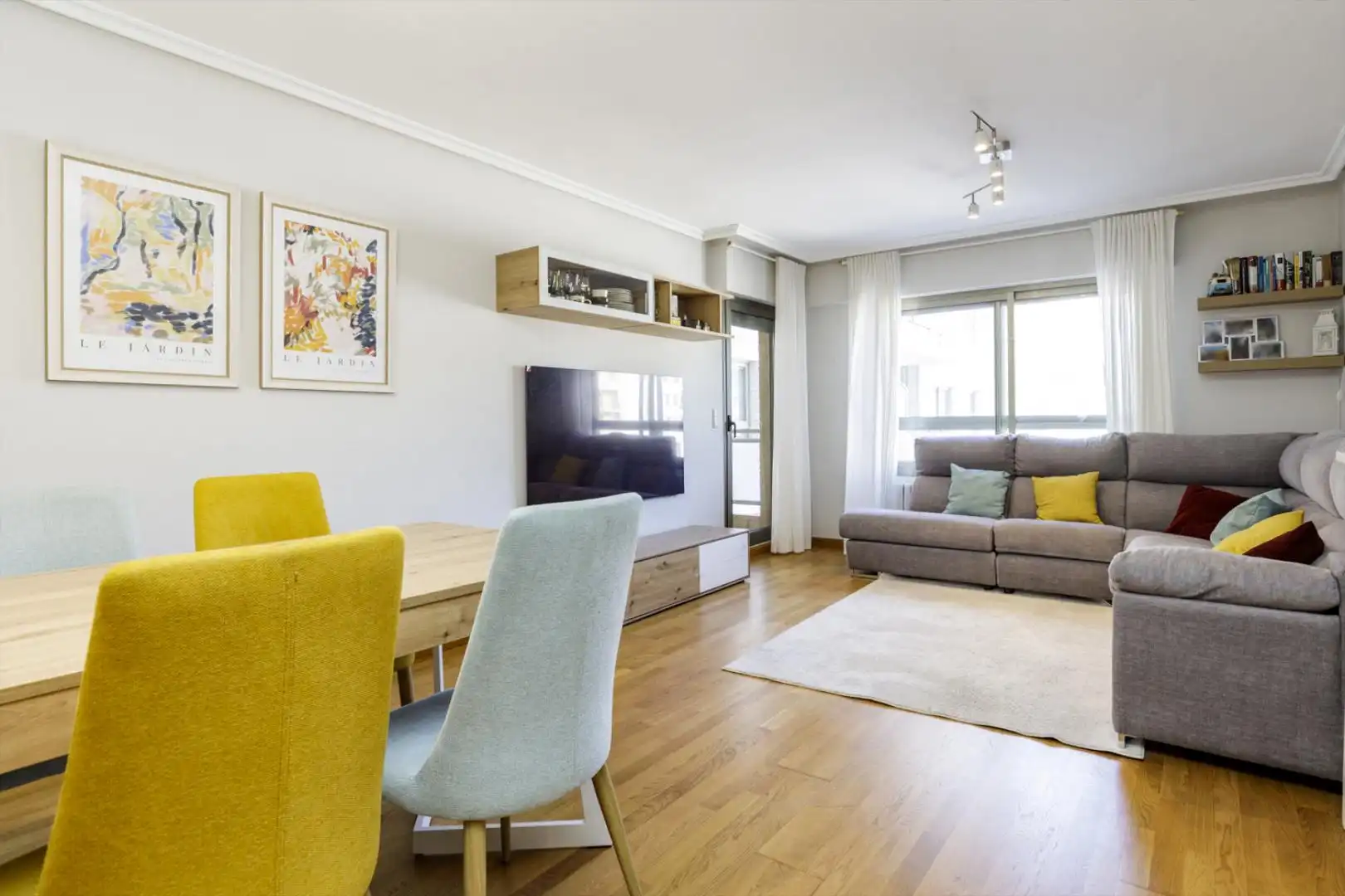 Living room of Flat for sale in Zaragoza  with Terrace, Storage room and Swimming Pool