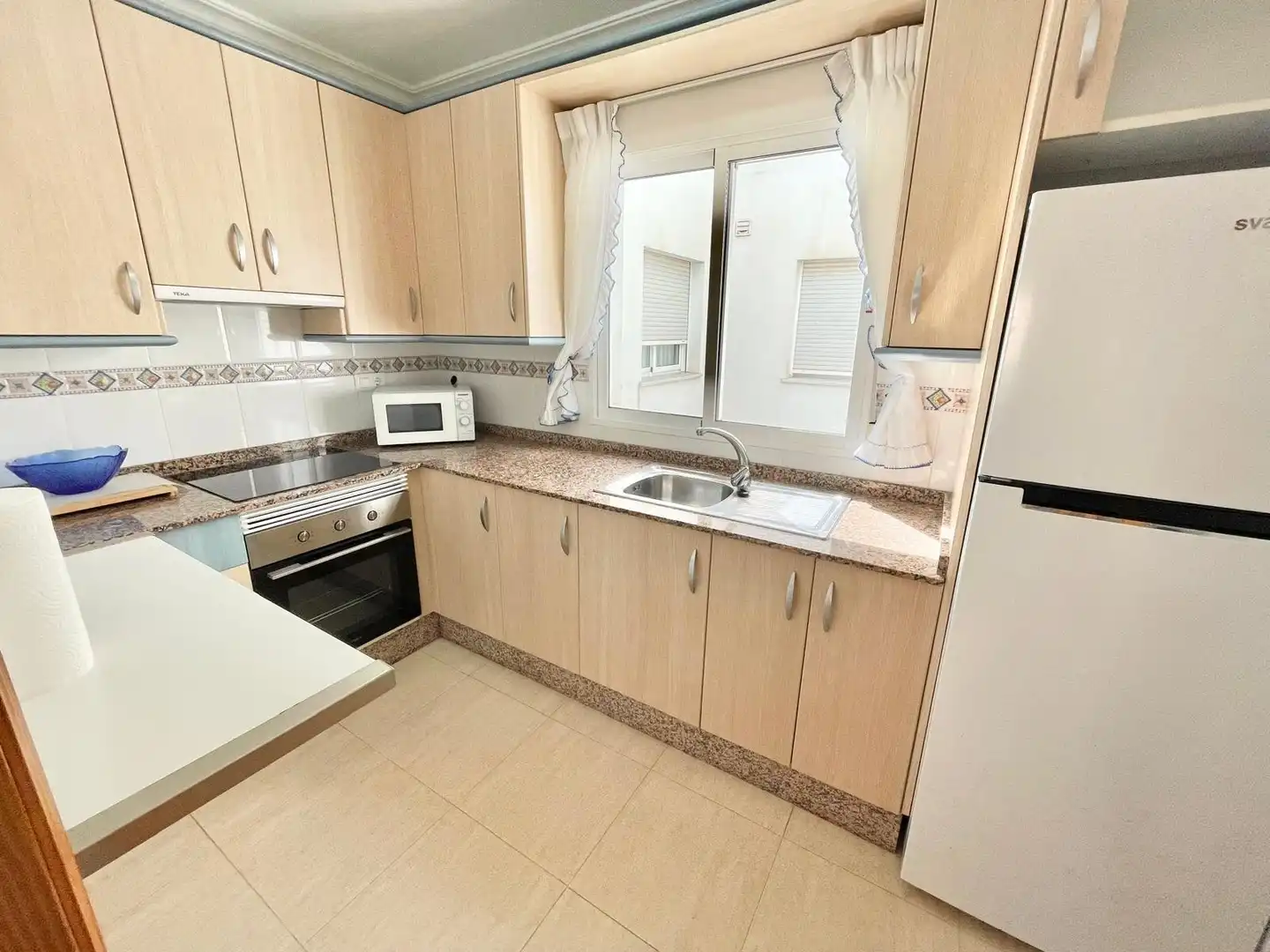 Cuina de Apartament de lloguer en Los Alcázares amb Aire condicionat, Traster i Moblat