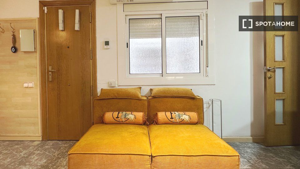 Dormitori de Pis de lloguer en L'Hospitalet de Llobregat amb Aire condicionat, Calefacció i Moblat