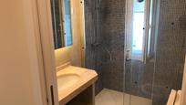 Bathroom of Flat for sale in  Madrid Capital  with Air Conditioner, Heating and Terrace