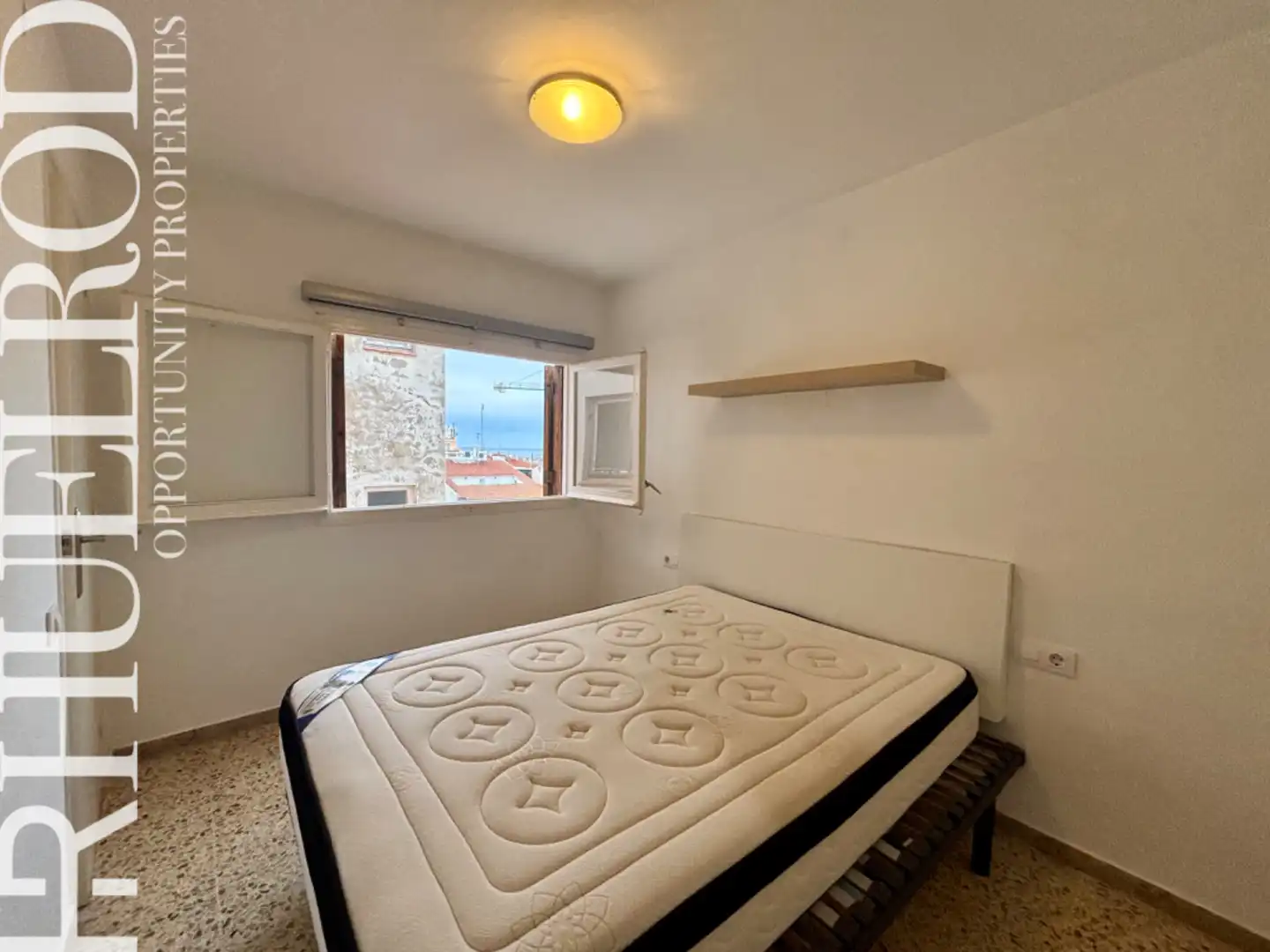 Schlafzimmer von Dachboden zum Verkauf in Calella mit Terrasse, Ofen und Internet