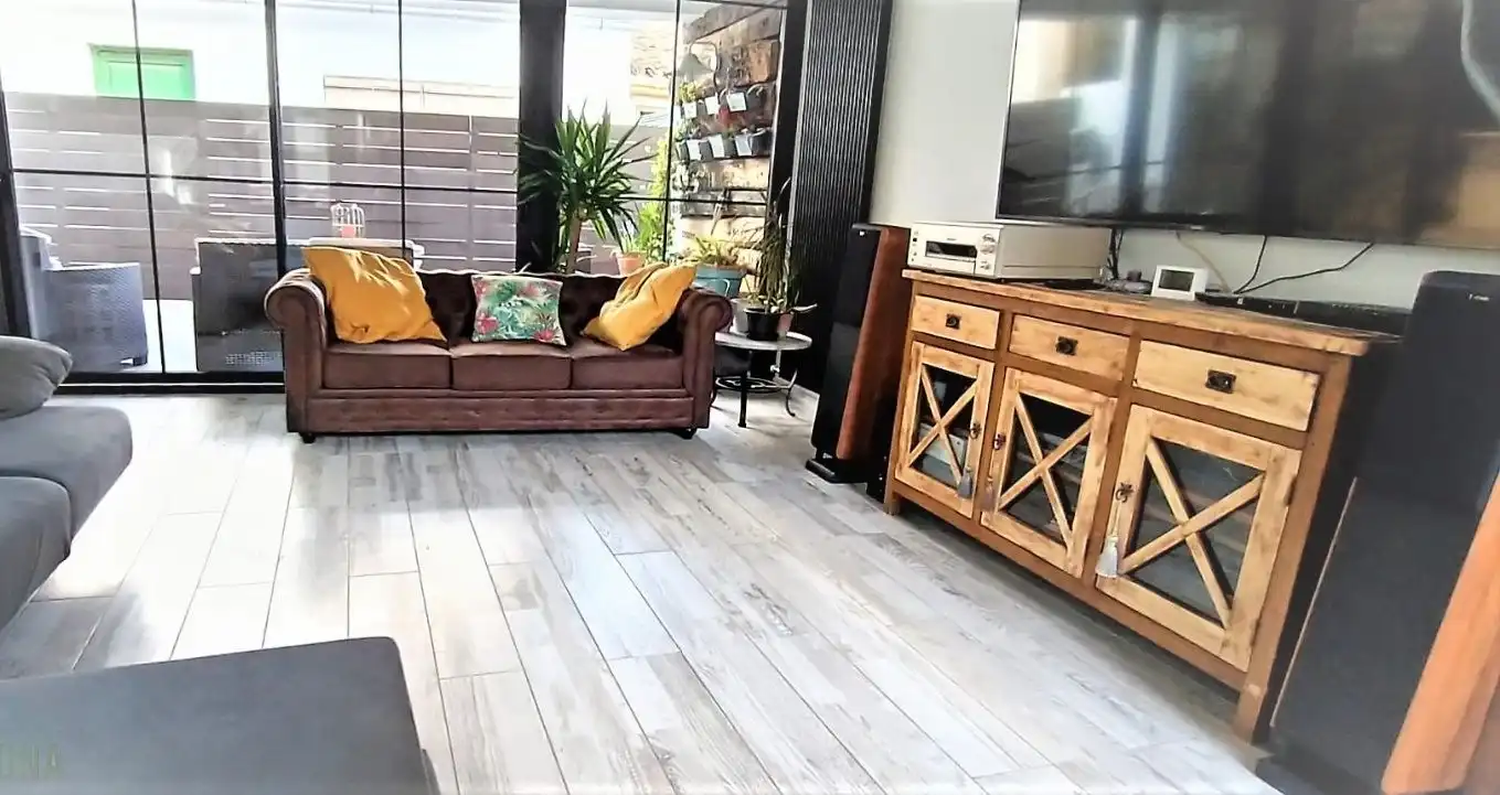 Sala de estar de Casa adosada en venta en Manlleu con Calefacción, Jardín privado y Parquet
