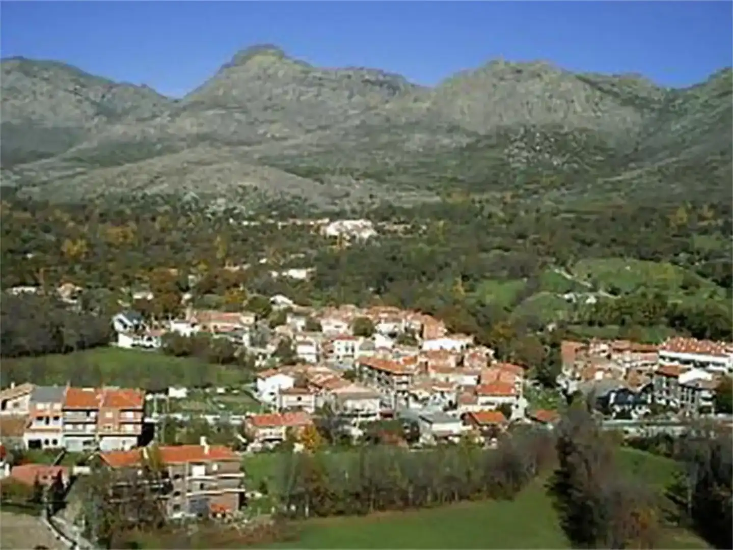 Vista exterior de Pis en venda en Navarredondilla amb Moblat