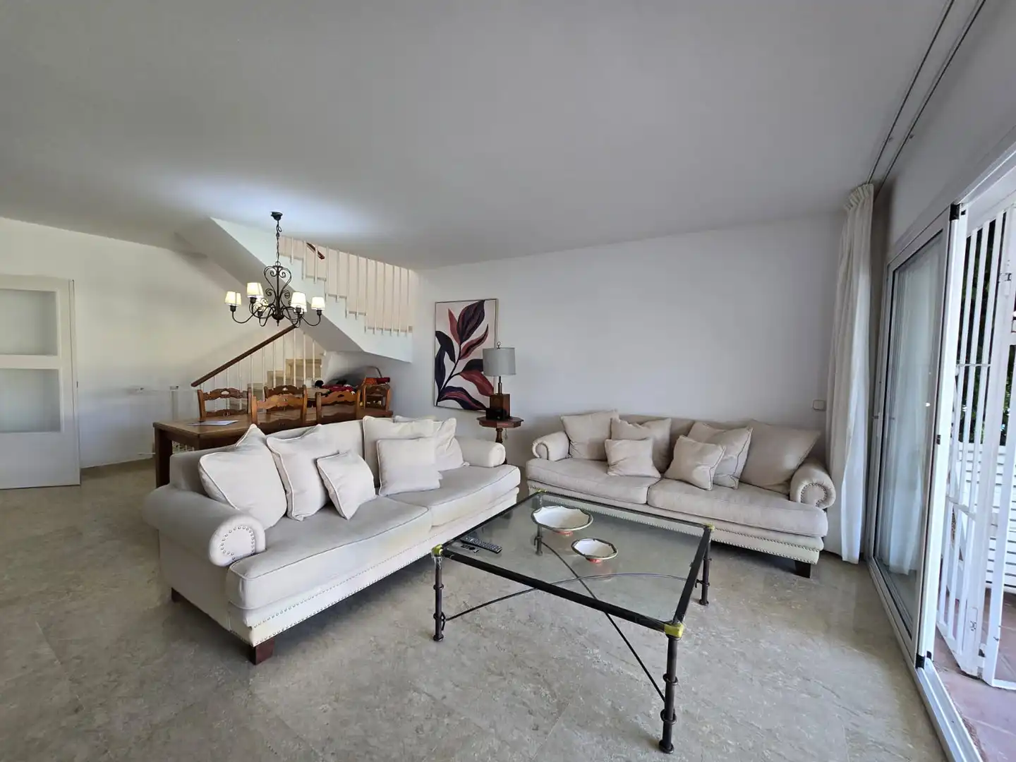 Sala d'estar de Casa adosada en venda en Marbella amb Aire condicionat, Terrassa i Moblat