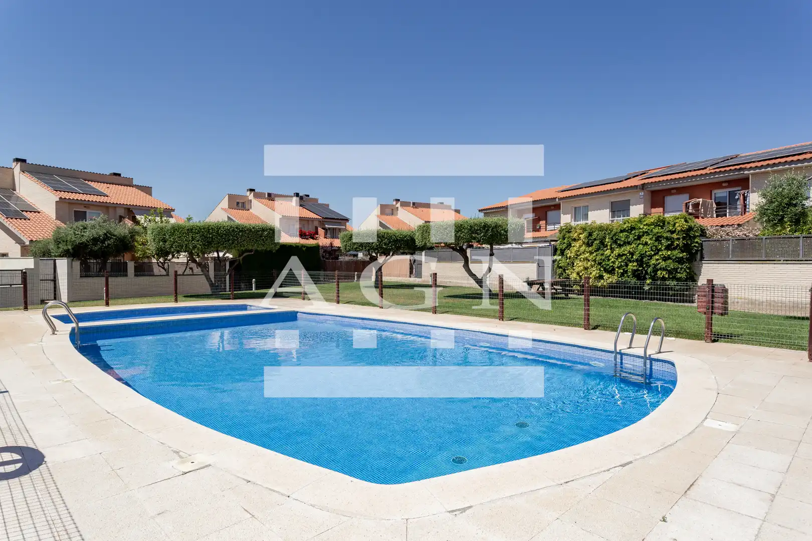 Schwimmbecken von Einfamilien-Reihenhaus zum Verkauf in Cambrils mit Klimaanlage, Heizung und Privatgarten