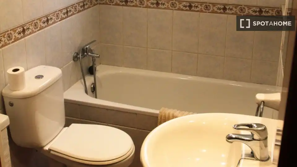 Bathroom of Flat for rent in Oliva  with Air Conditioner, Heating and Furnished