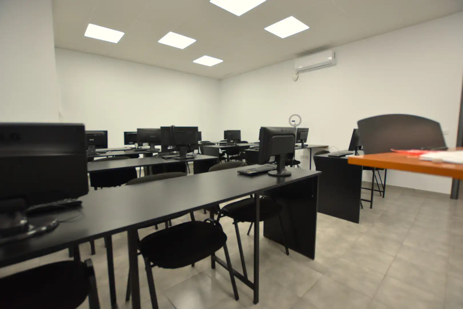 Commercial properties for sale in Alcalá de Guadaira  with Air Conditioner, Heating and Internet