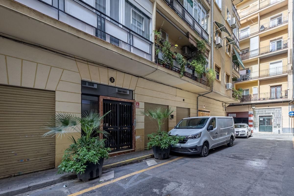 Vista exterior de Pis en venda en  Granada Capital amb Terrassa i Balcó