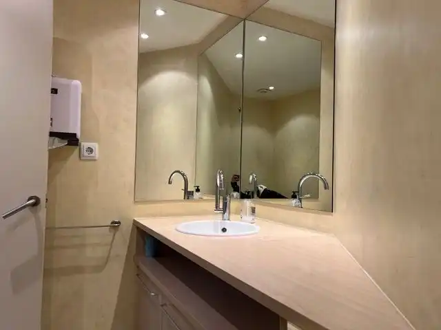 Baño de Local de alquiler en Esplugues de Llobregat con Aire acondicionado, Calefacción y Amueblado