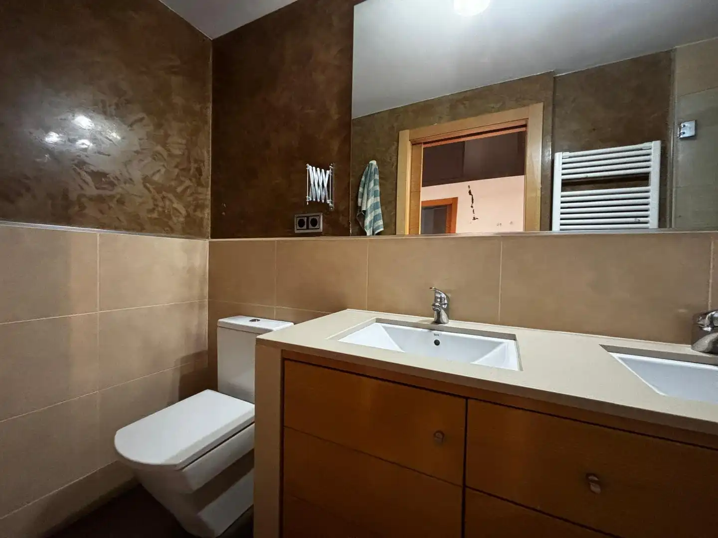 Badezimmer von Erdgeschoss zum Verkauf in Badalona mit Klimaanlage, Heizung und Parkett