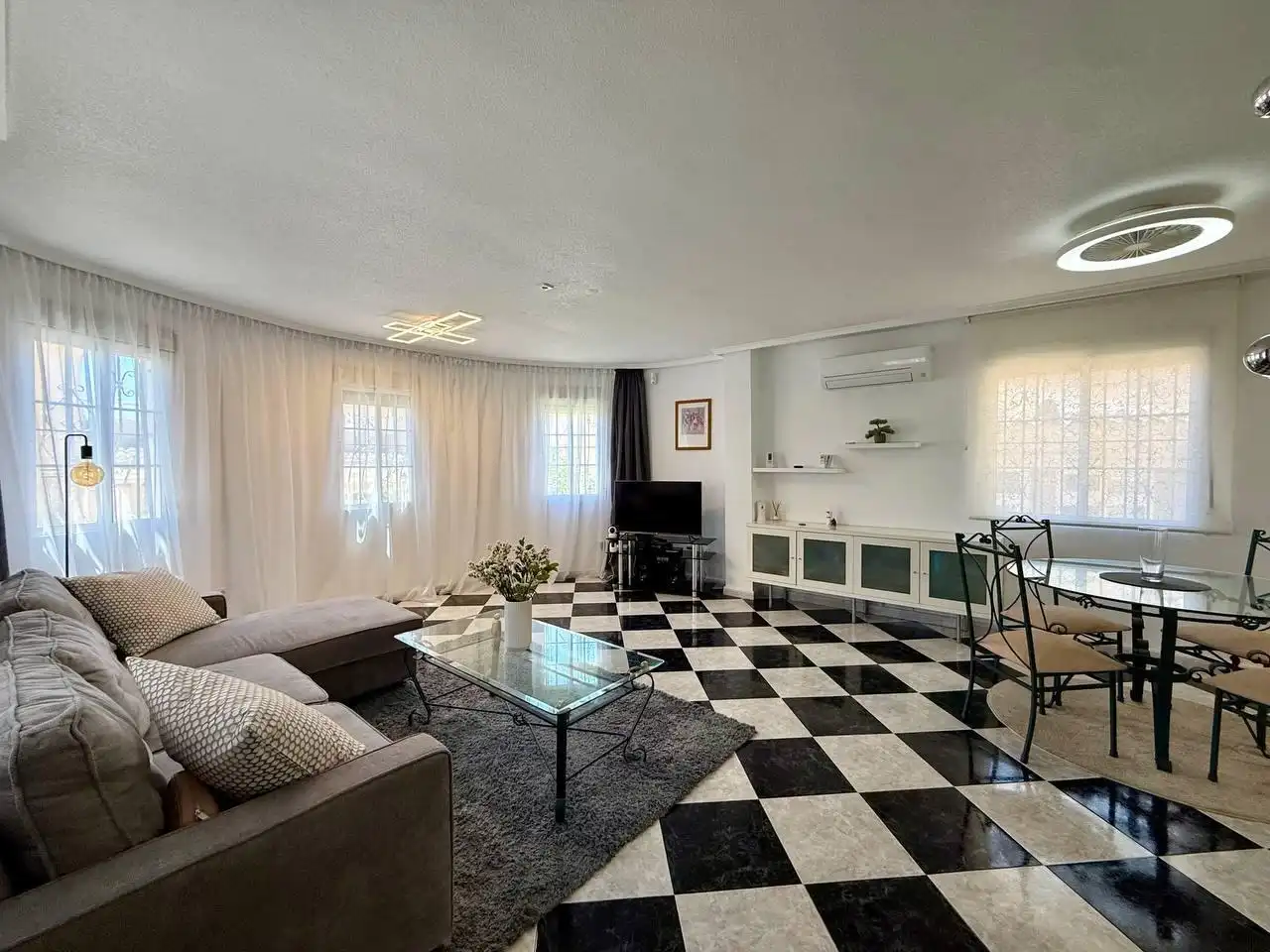 Sala d'estar de Casa o xalet en venda en Orihuela amb Aire condicionat, Calefacció i Jardí privat
