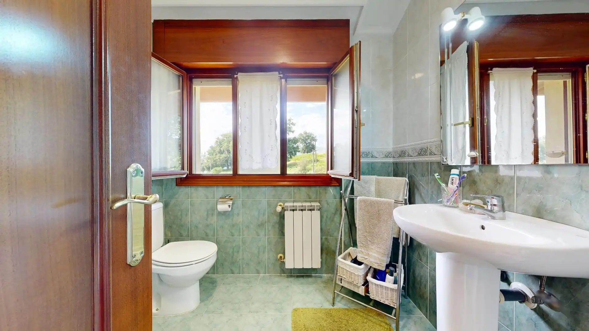 Baño de Casa adosada en venta en Zalla  con Calefacción, Jardín privado y Terraza