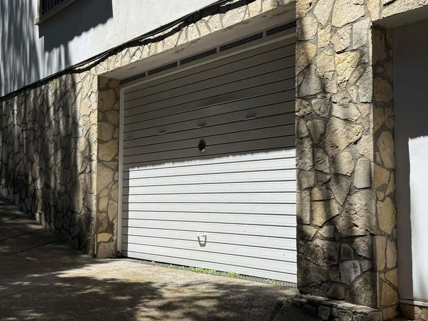 Parkplatz von Einfamilien-Reihenhaus zum Verkauf in Castell d'Aro, Platja d'Aro i s'Agaró mit Klimaanlage, Heizung und Terrasse