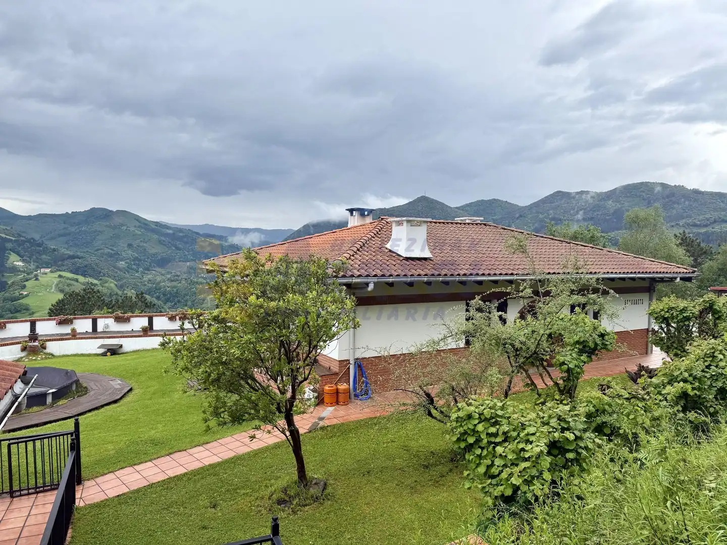 Vista exterior de Casa o xalet en venda en Mutriku amb Calefacció, Jardí privat i Traster