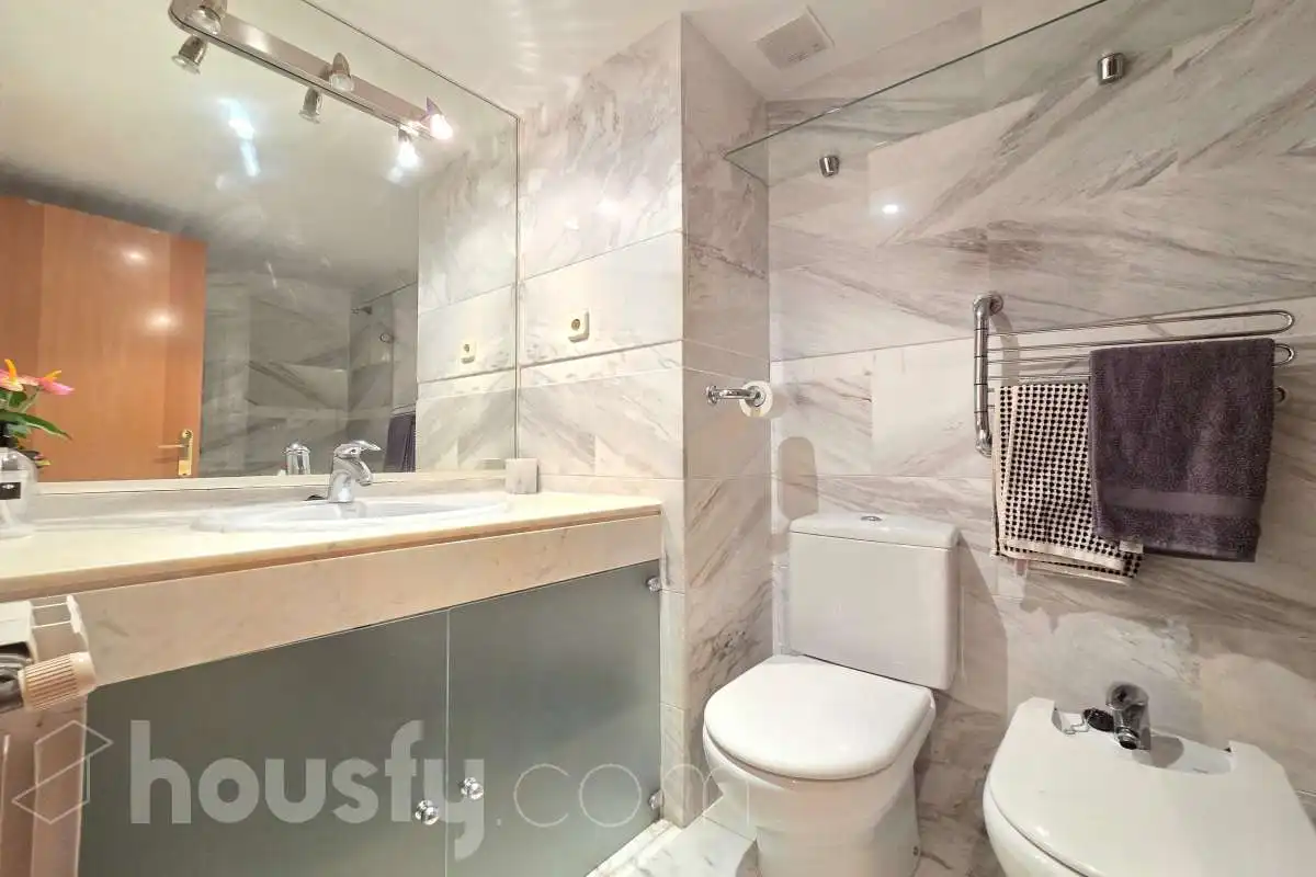 Bathroom of Flat for rent in Madrid  with Air Conditioner, Heating and Parquet flooring