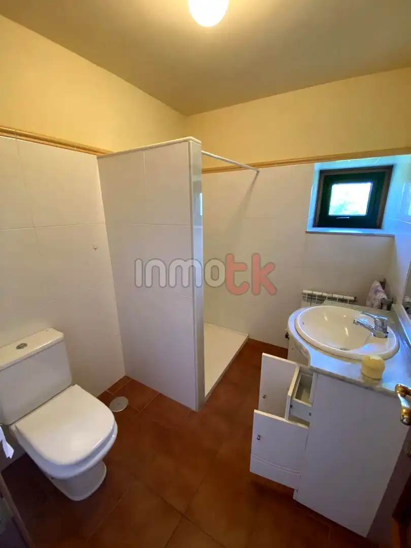 Baño de Casa o chalet en venta en Oleiros con Calefacción, Jardín privado y Alarma