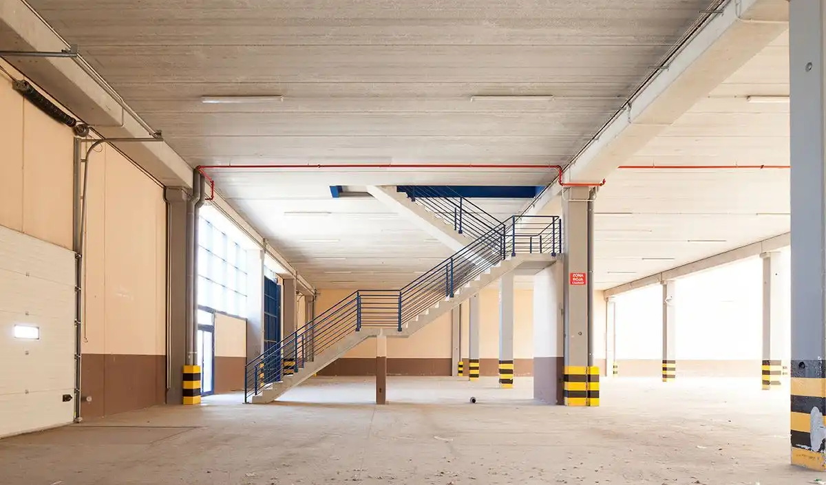 Parkplatz von Fabrikhallen zur Miete in Valls