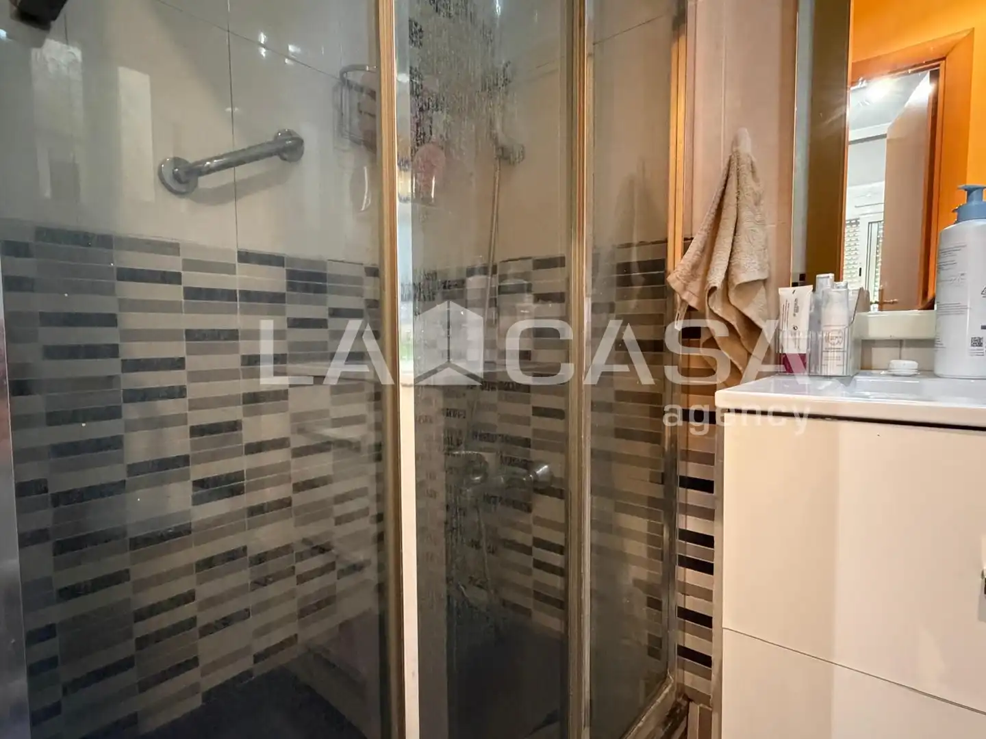 Baño de Piso en venta en Santa Coloma de Gramenet con Amueblado, Horno y Balcón