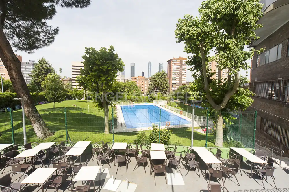 Swimming pool of Attic for sale in Madrid  with Air Conditioner, Heating and Terrace