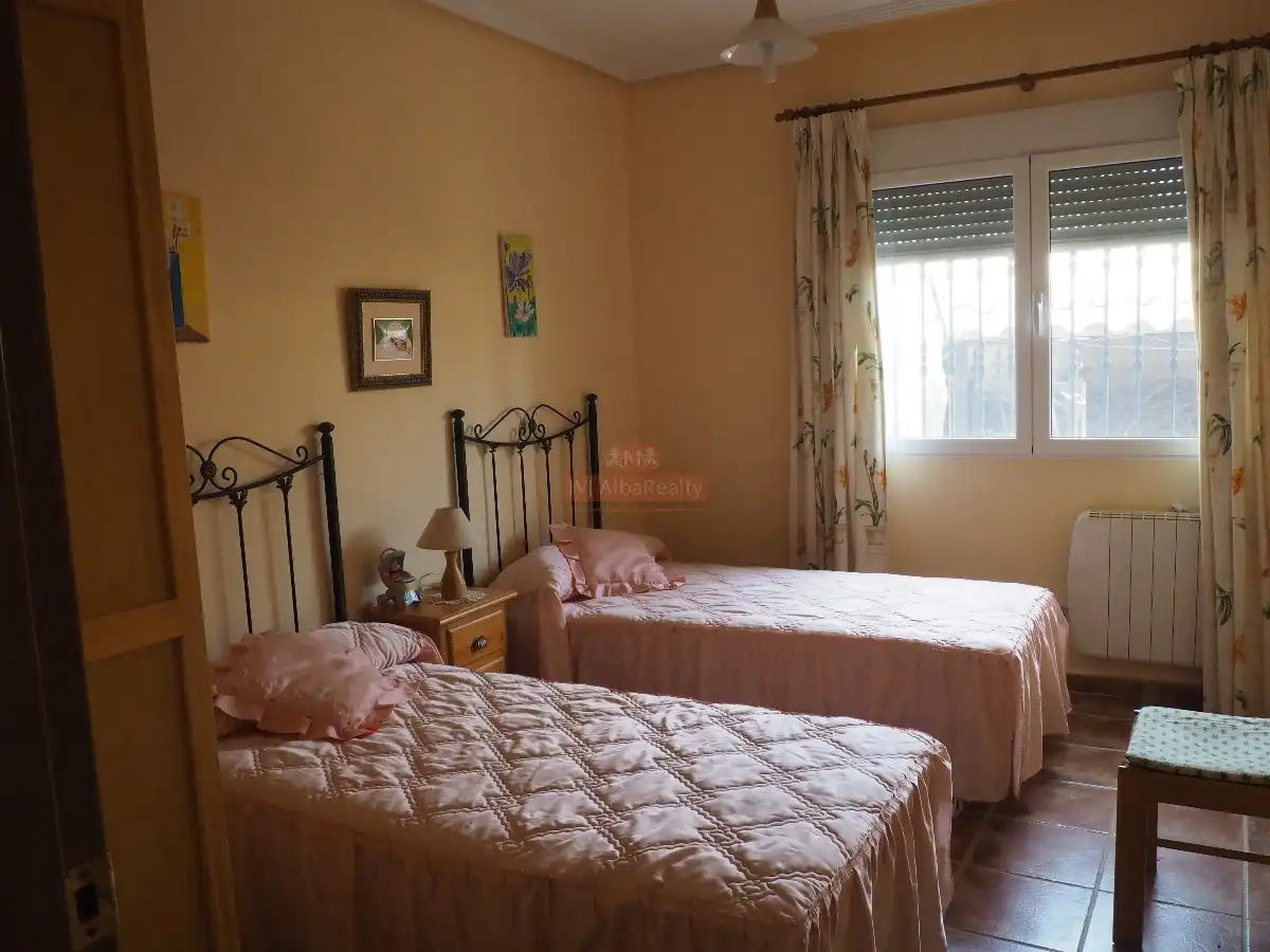 Dormitori de Casa o xalet en venda en Alcaraz amb Calefacció, Jardí privat i Traster