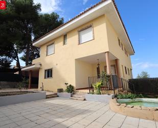 Vista exterior de Casa o xalet de lloguer en La Pobla de Vallbona amb Jardí privat, Terrassa i Traster