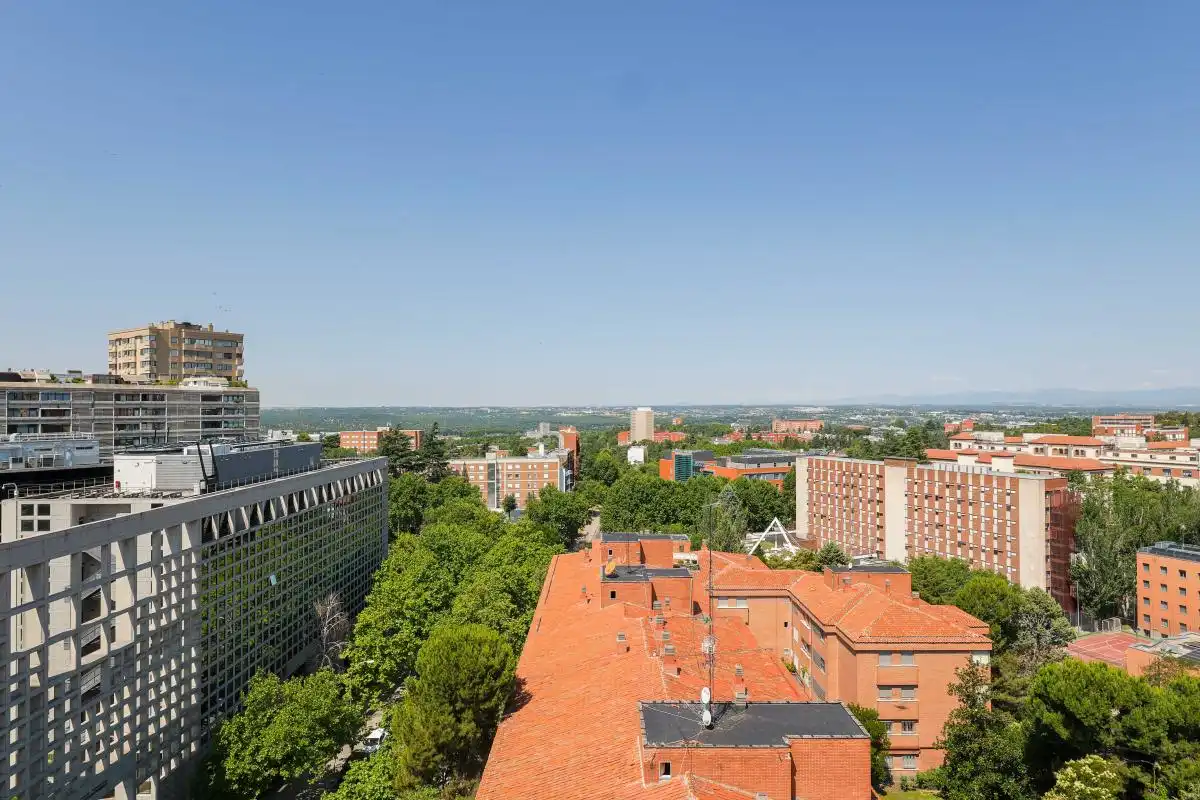 Vista exterior de Àtic de lloguer en Madrid amb Aire condicionat, Calefacció i Jardí privat