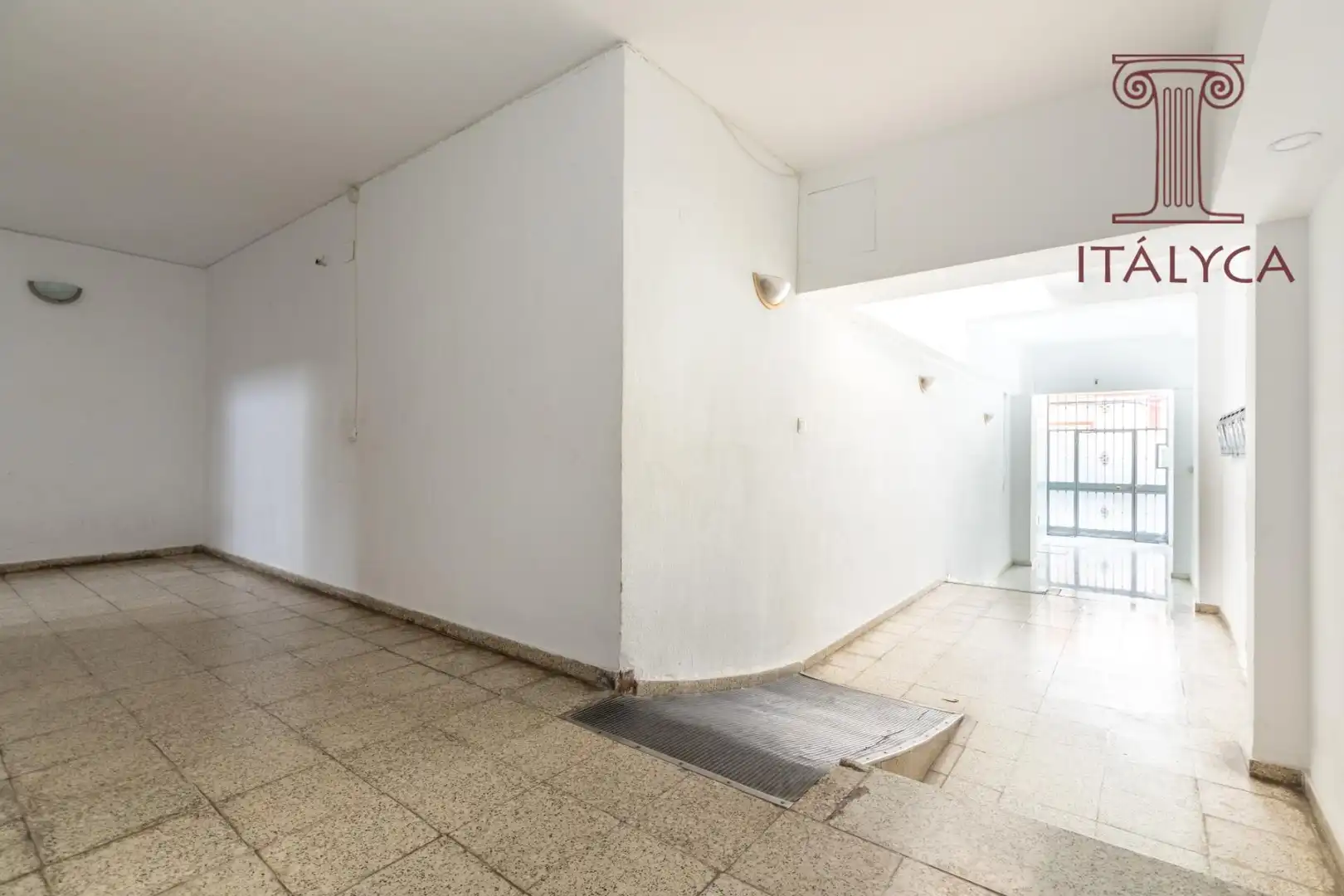 Flat for sale in Sevilla  with Air Conditioner, Storage room and Balcony