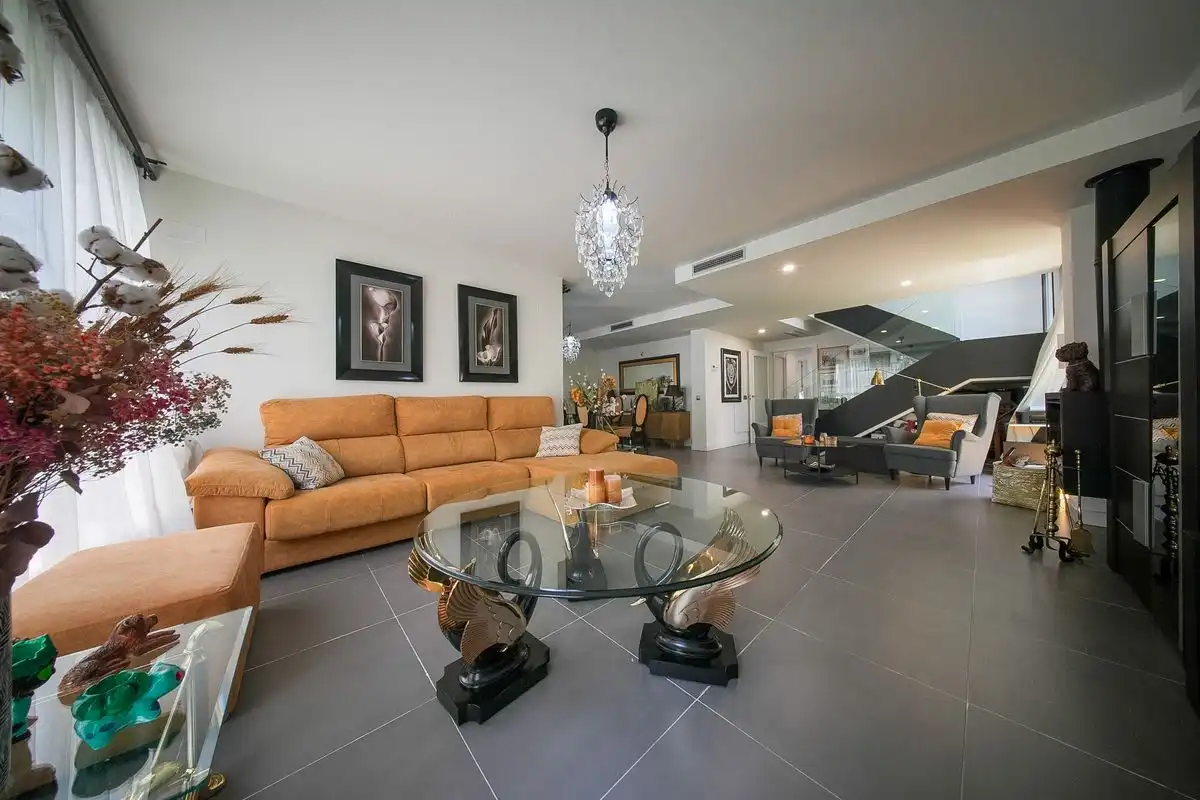 Sala d'estar de Casa o xalet en venda en Las Rozas de Madrid amb Aire condicionat, Calefacció i Jardí privat