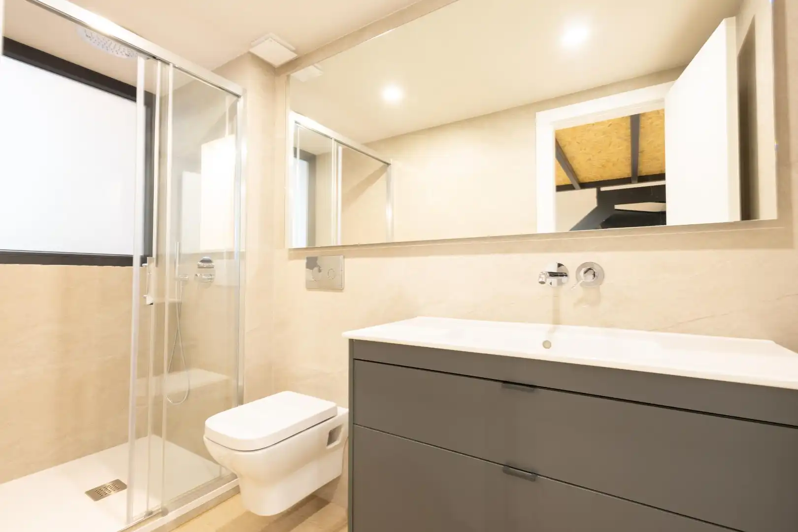 Badezimmer von Wohnung zur Miete in Madrid mit Klimaanlage und Heizung