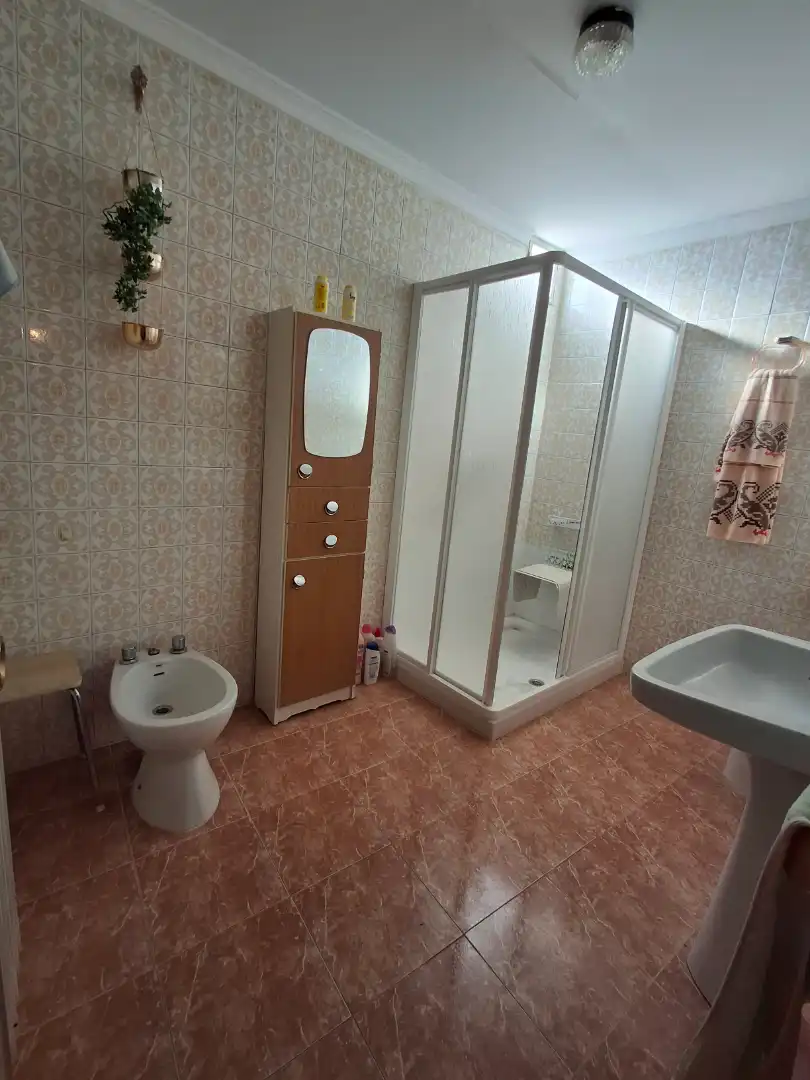 Baño de Piso en venta en La Puebla de Almoradiel con Calefacción, Terraza y Amueblado