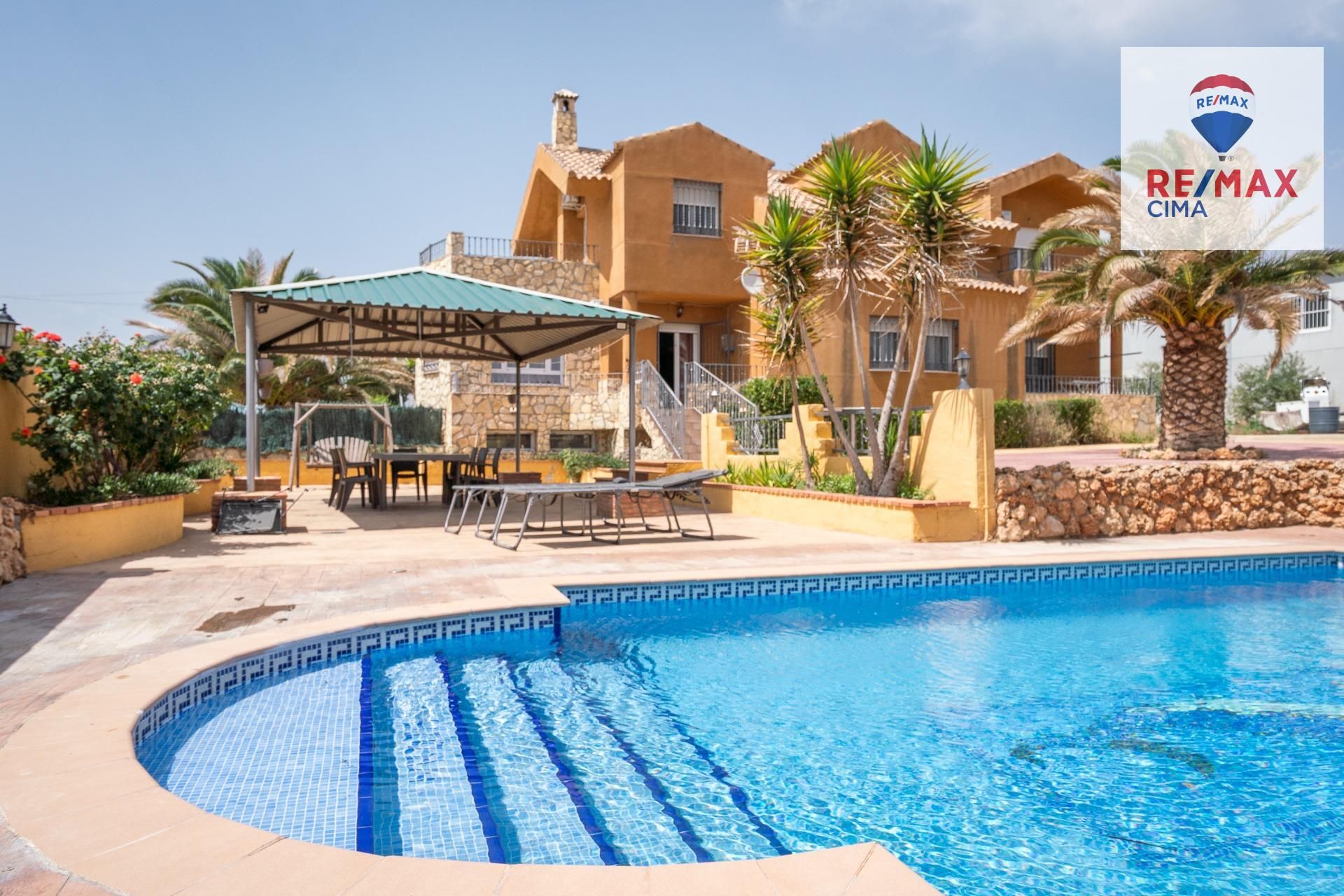 Piscina de Casa o xalet en venda en Cortes de Baza amb Aire condicionat, Calefacció i Jardí privat