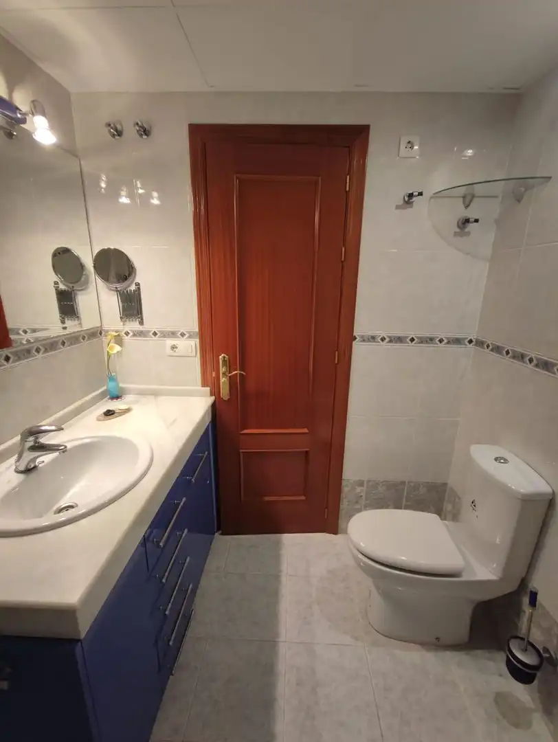 Baño de Piso de alquiler en Sevilla con Aire acondicionado, Calefacción y Horno