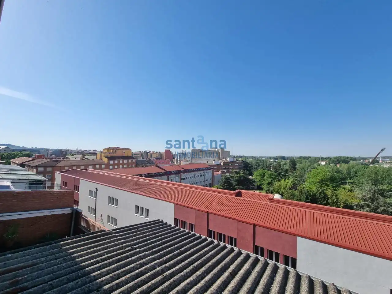 Vista exterior de Apartamento en venta en León Capital  con Calefacción y Terraza
