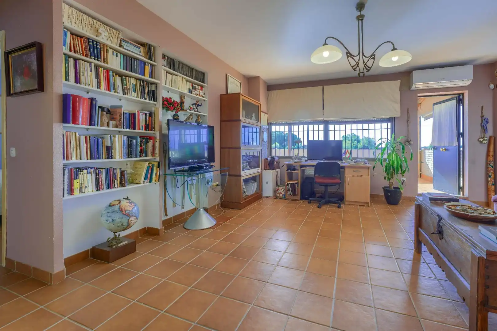 Sala d'estar de Casa o xalet en venda en Espartinas amb Aire condicionat, Jardí privat i Terrassa