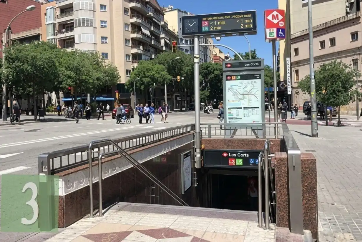 Vista exterior de Piso en venta en Barcelona con Balcón y Alarma