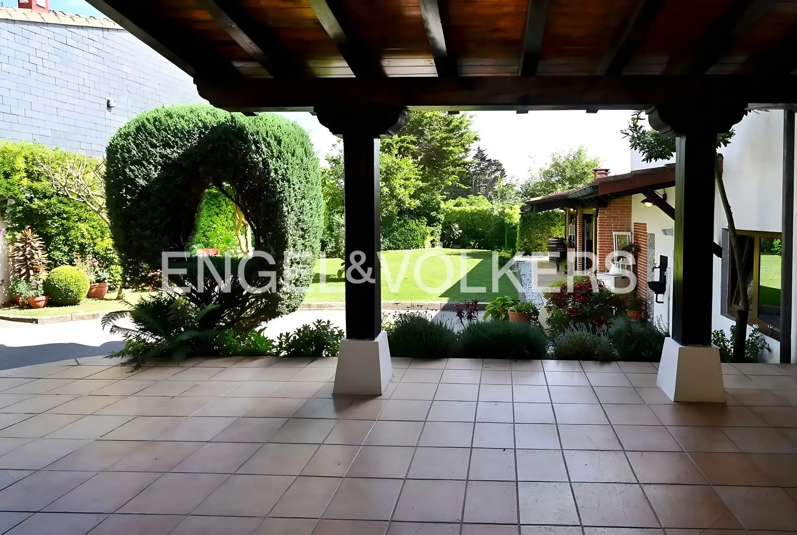 Terrassa de Casa o xalet en venda en Santa Cruz de Bezana amb Calefacció, Jardí privat i Terrassa