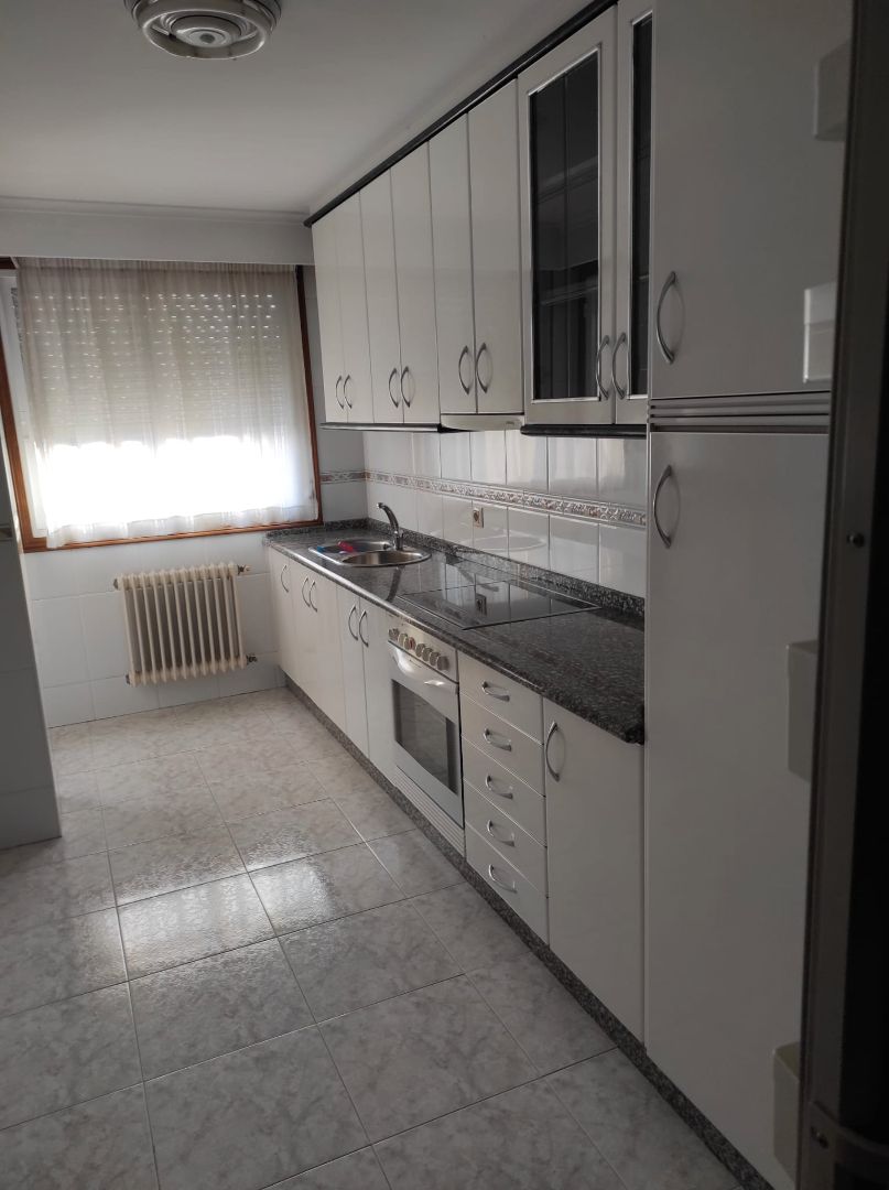 Cuina de Pis de lloguer en Ourense Capital  amb Calefacció, Parquet i Traster