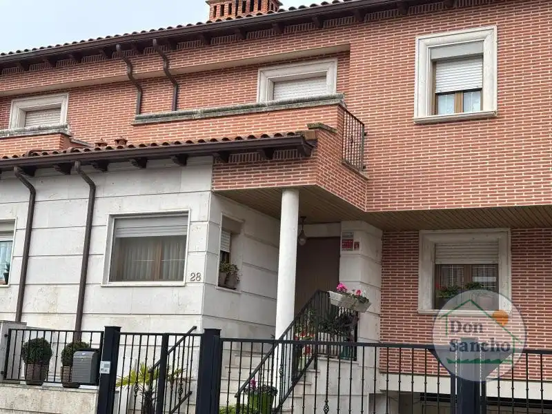 Vista exterior de Casa adosada en venta en Laguna de Duero con Calefacción, Jardín privado y Terraza