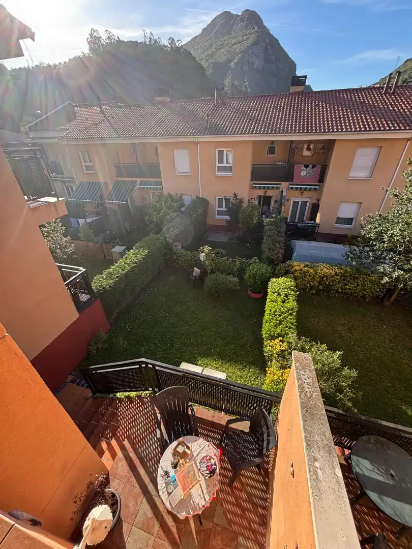 Jardí de Casa adosada en venda en Morcín amb Calefacció, Jardí privat i Parquet