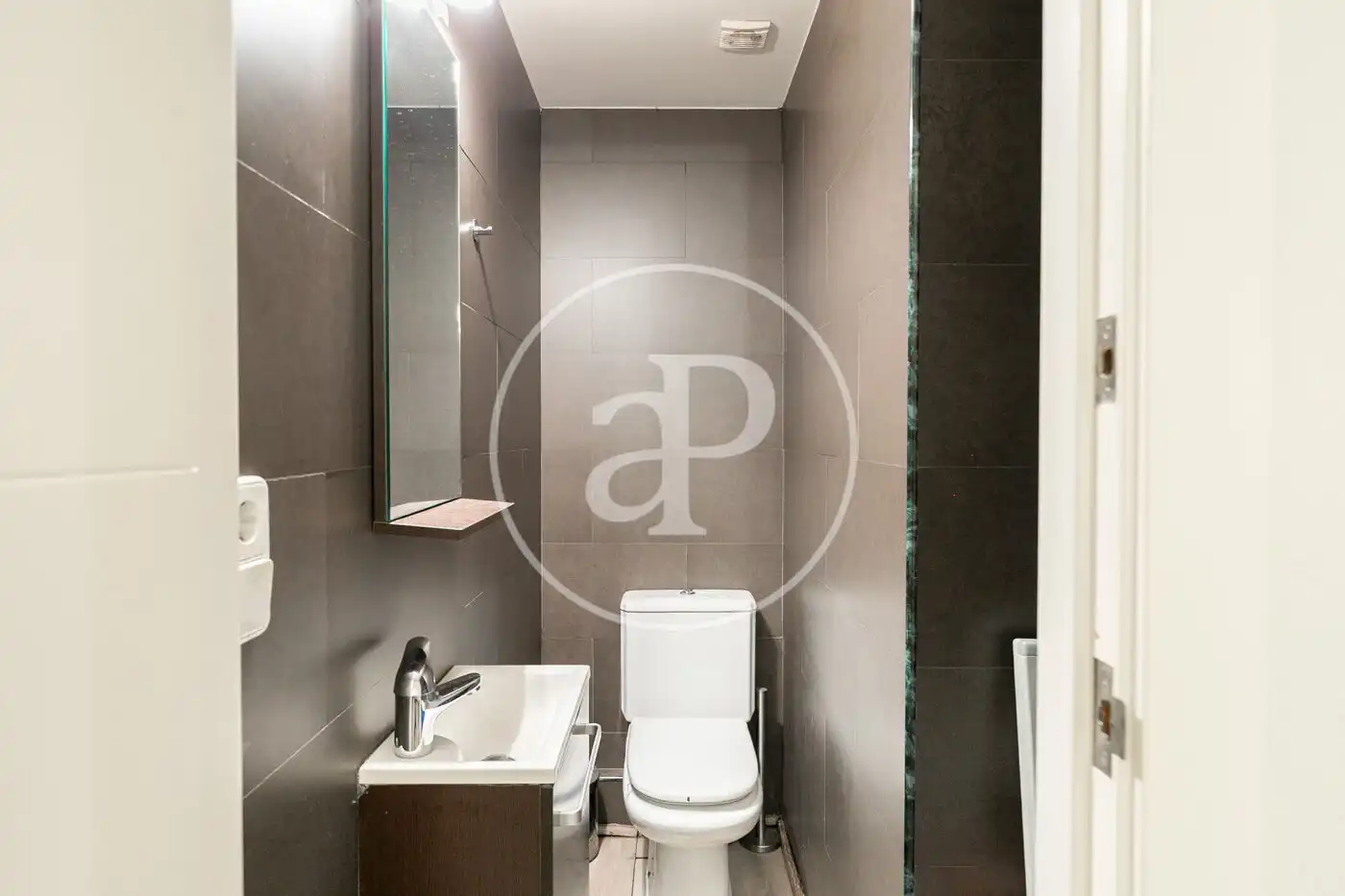 Baño de Piso en venta en Barcelona con Aire acondicionado, Calefacción y Jardín privado