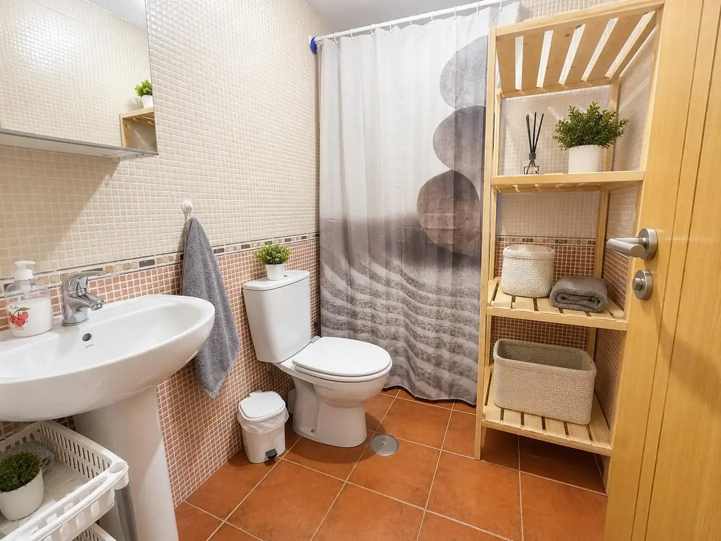 Baño de Apartamento en venta en Rianxo con Calefacción, Trastero y Amueblado