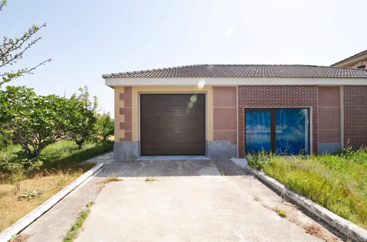 Vista exterior de Casa o xalet en venda en Calvarrasa de Abajo amb Terrassa, Piscina i Moblat
