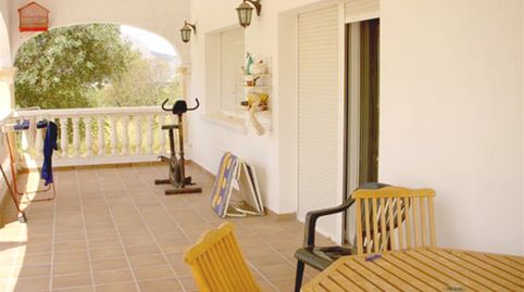 Chalet en venta en la periferia de la localidad de Pedreguer. Se trata de una vivienda de nueva construcción que cuenta con una su