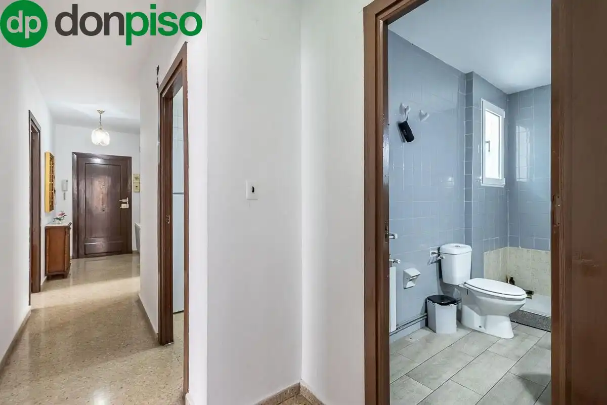 Bathroom of Flat for sale in Granada  with Heating and Balcony